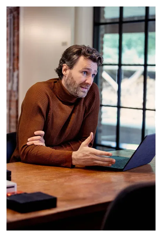 Rob Segers bitcoin consultant explaining security to a client